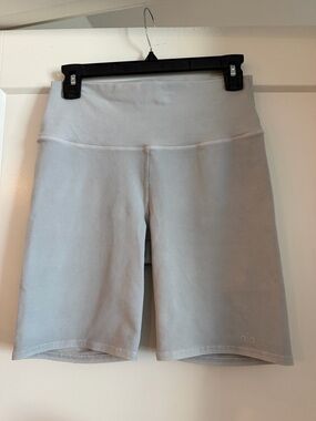 Alo 7” High Waited Biker Short, Light Gray Wash, Size L